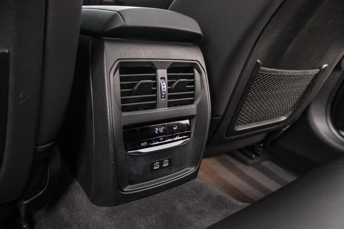 330i G21 xDrive High Executive M-sport | M-pakket | 1e eigenaar | inc BTW | Dakraam | 258 pk | Laser | 19 inch | Camera | DAB | Sportstoelen | Stuurverwarming