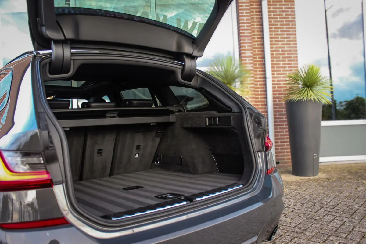 330i G21 xDrive High Executive M-sport | M-pakket | 1e eigenaar | inc BTW | Dakraam | 258 pk | Laser | 19 inch | Camera | DAB | Sportstoelen | Stuurverwarming