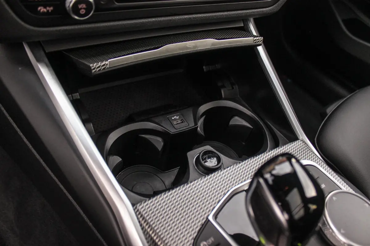 330i G21 xDrive High Executive M-sport | M-pakket | 1e eigenaar | inc BTW | Dakraam | 258 pk | Laser | 19 inch | Camera | DAB | Sportstoelen | Stuurverwarming
