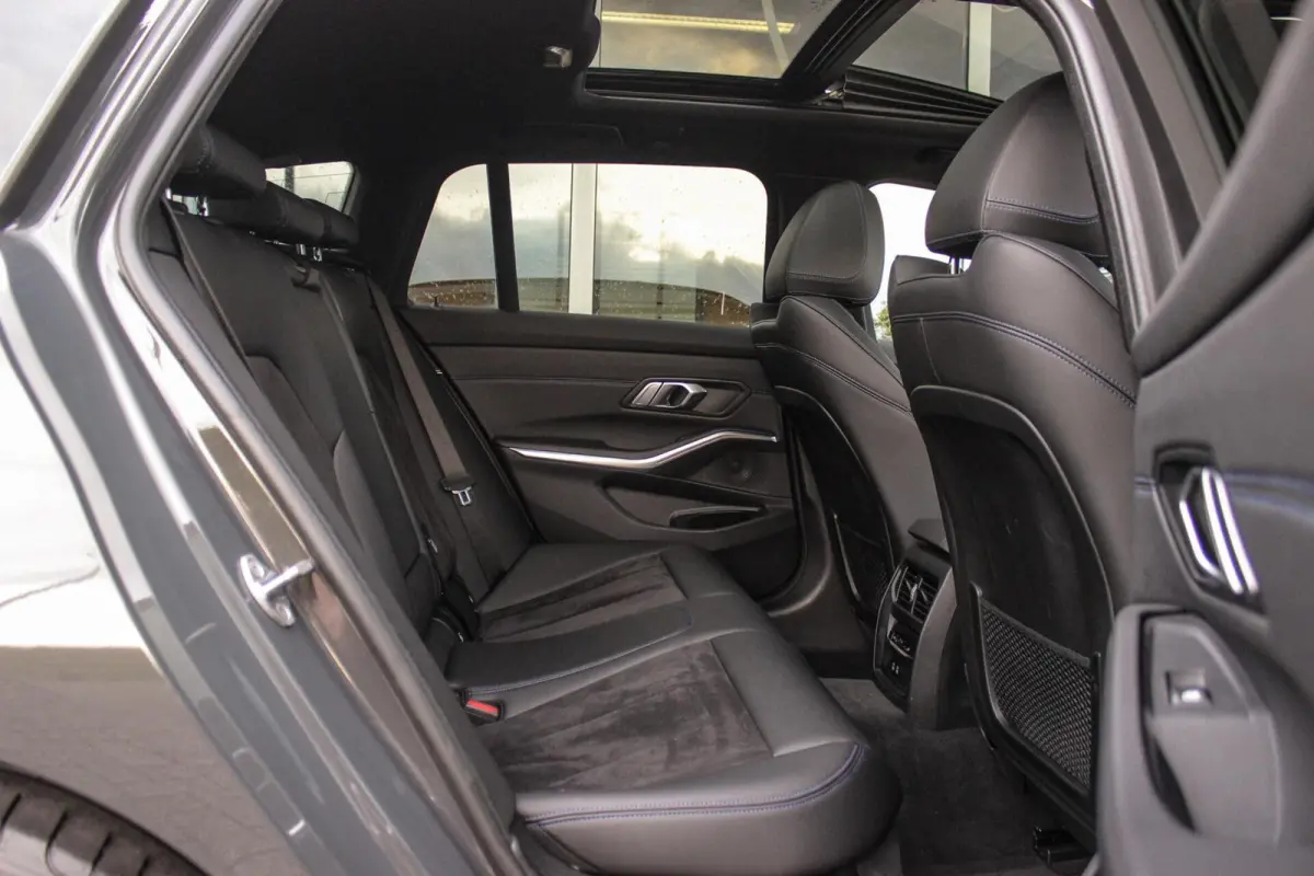 330i G21 xDrive High Executive M-sport | M-pakket | 1e eigenaar | inc BTW | Dakraam | 258 pk | Laser | 19 inch | Camera | DAB | Sportstoelen | Stuurverwarming