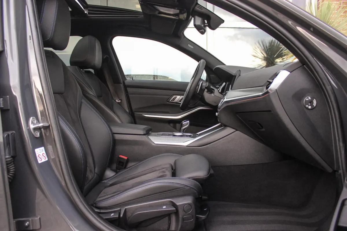 330i G21 xDrive High Executive M-sport | M-pakket | 1e eigenaar | inc BTW | Dakraam | 258 pk | Laser | 19 inch | Camera | DAB | Sportstoelen | Stuurverwarming