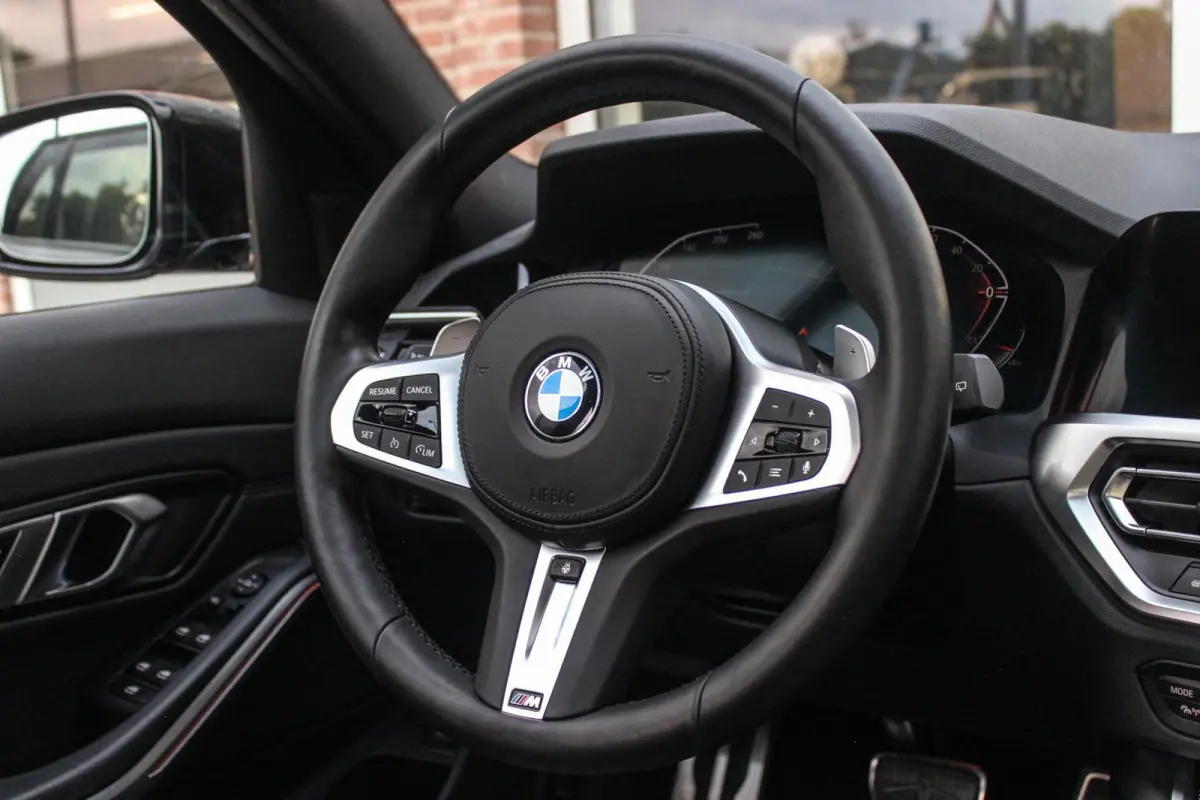 330i G21 xDrive High Executive M-sport | M-pakket | 1e eigenaar | inc BTW | Dakraam | 258 pk | Laser | 19 inch | Camera | DAB | Sportstoelen | Stuurverwarming