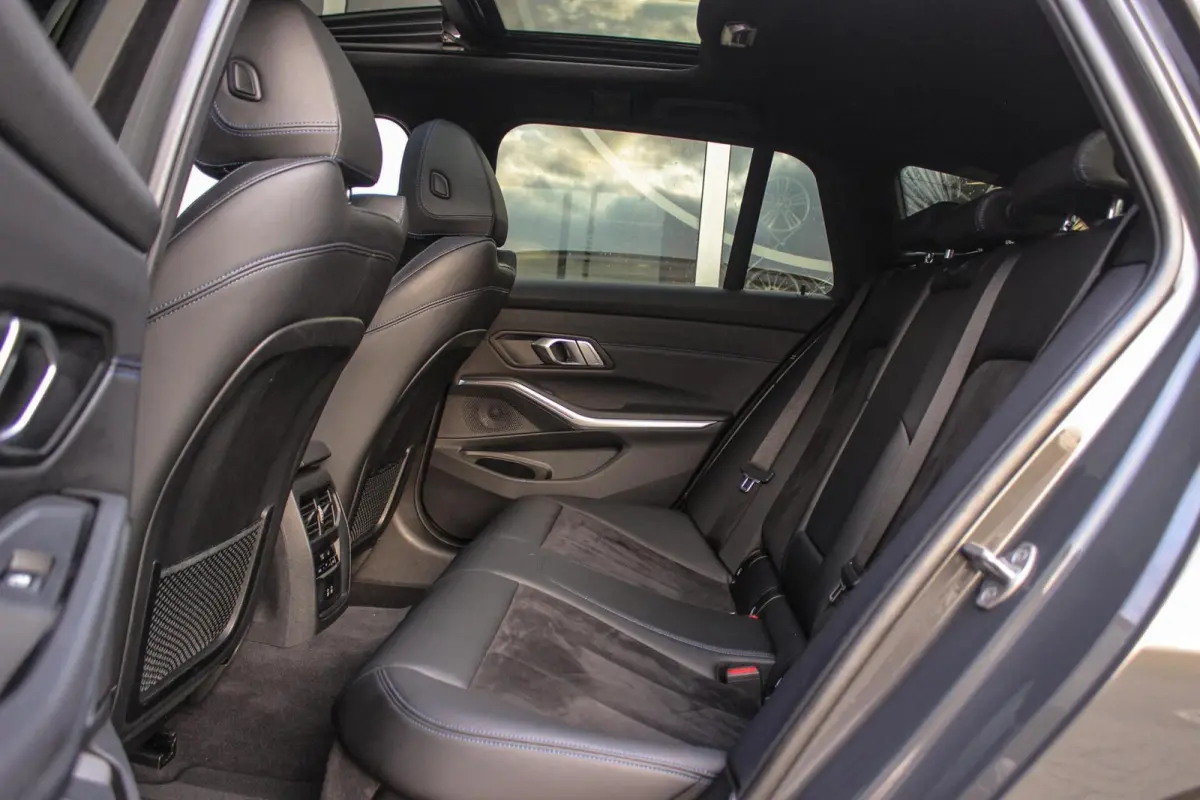 330i G21 xDrive High Executive M-sport | M-pakket | 1e eigenaar | inc BTW | Dakraam | 258 pk | Laser | 19 inch | Camera | DAB | Sportstoelen | Stuurverwarming