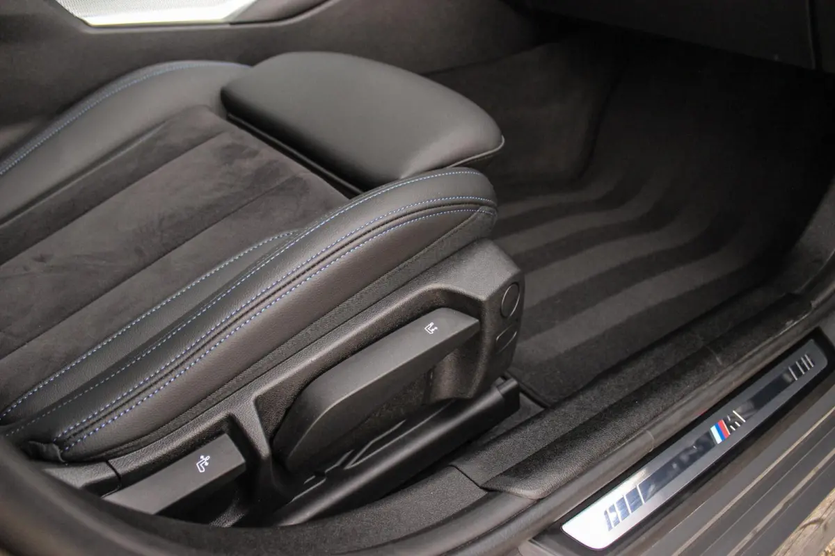 330i G21 xDrive High Executive M-sport | M-pakket | 1e eigenaar | inc BTW | Dakraam | 258 pk | Laser | 19 inch | Camera | DAB | Sportstoelen | Stuurverwarming