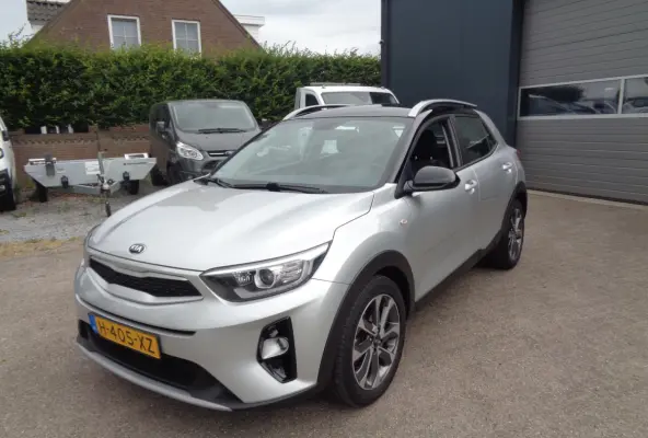 1.0 T-GDi DynamicLine Airco, Navigatie, LMV, Chroom, Zwart dak. apple/aindroid auto