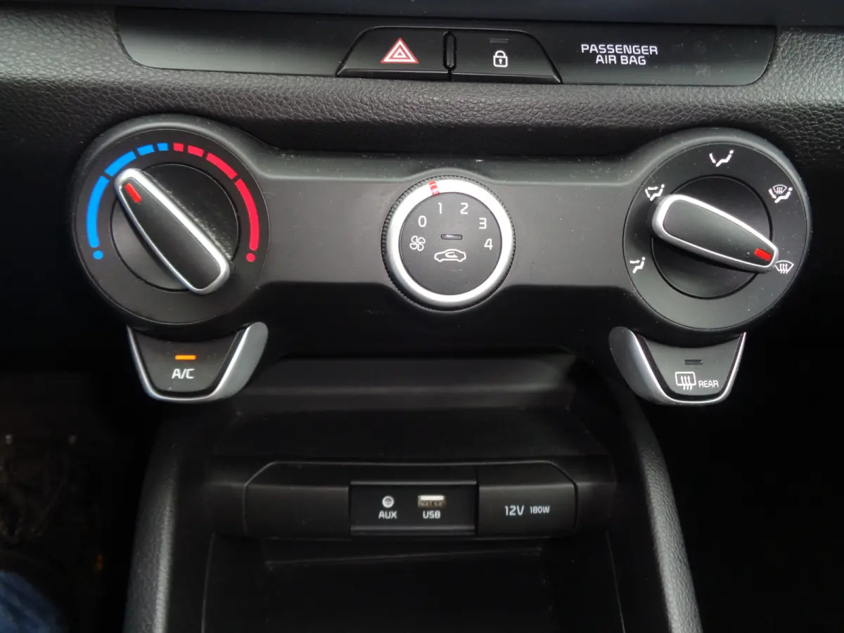 1.0 T-GDi DynamicLine Airco, Navigatie, LMV, Chroom, Zwart dak. apple/aindroid auto