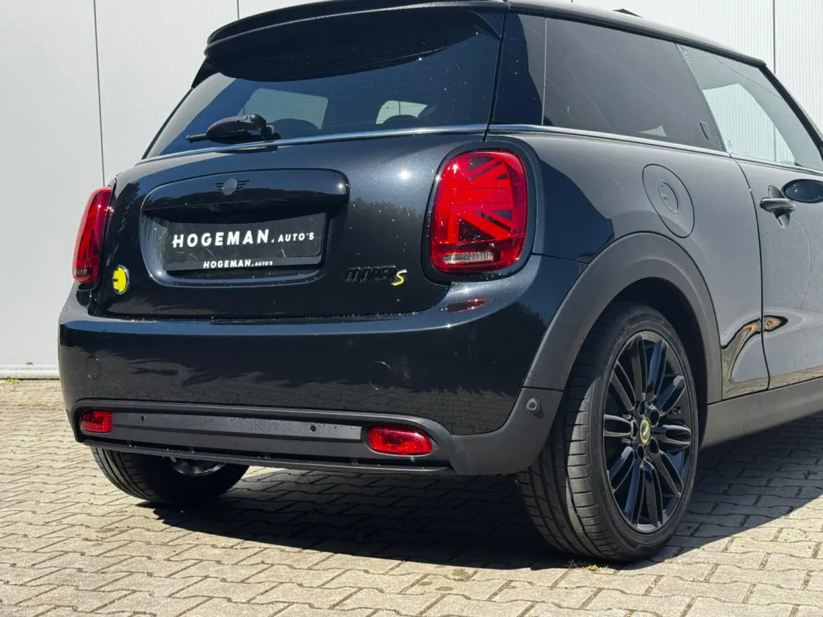 Mini Classic Electric YOURS SE ELEKTRIC LEDER PANORAMADAK STOELVERWARMING ADAPTICE CRUISE