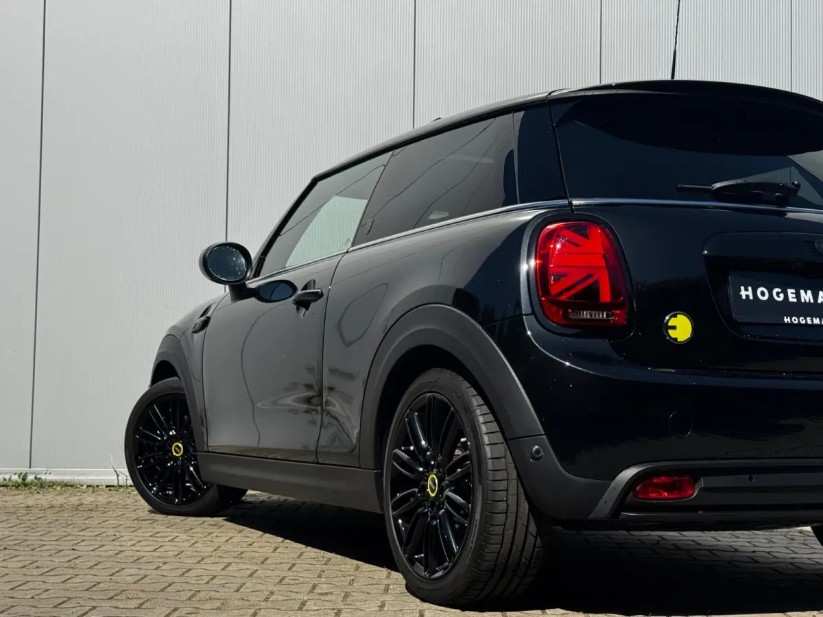 Mini Classic Electric YOURS SE ELEKTRIC LEDER PANORAMADAK STOELVERWARMING ADAPTICE CRUISE