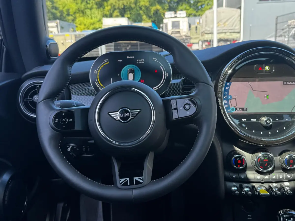 Mini Classic Electric YOURS SE ELEKTRIC LEDER PANORAMADAK STOELVERWARMING ADAPTICE CRUISE