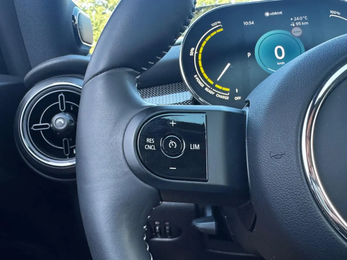 Mini Classic Electric YOURS SE ELEKTRIC LEDER PANORAMADAK STOELVERWARMING ADAPTICE CRUISE