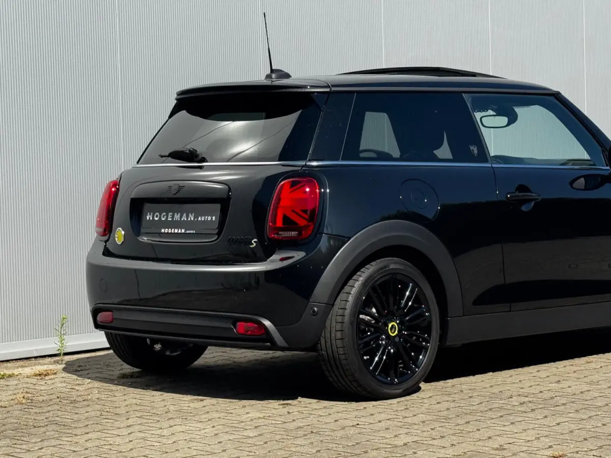 Mini Classic Electric YOURS SE ELEKTRIC LEDER PANORAMADAK STOELVERWARMING ADAPTICE CRUISE