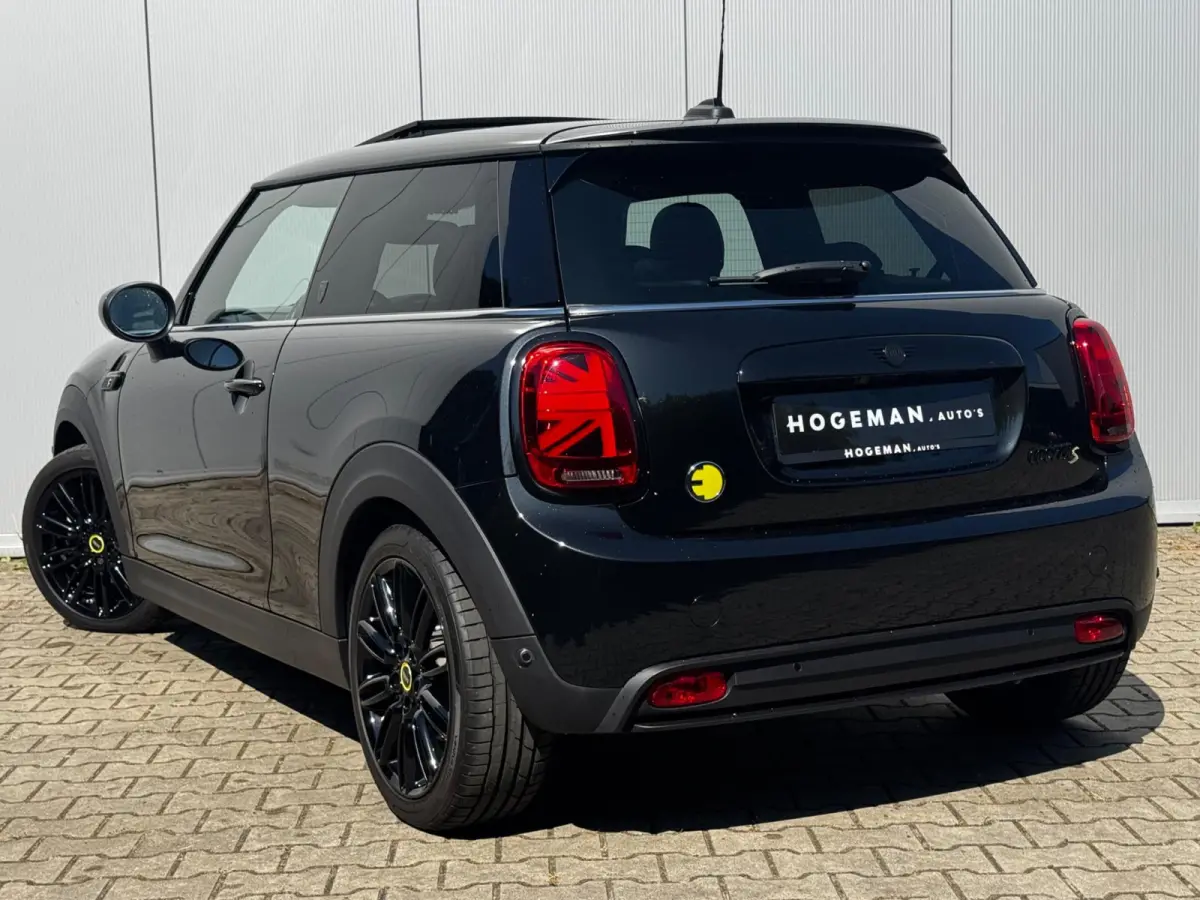 Mini Classic Electric YOURS SE ELEKTRIC LEDER PANORAMADAK STOELVERWARMING ADAPTICE CRUISE
