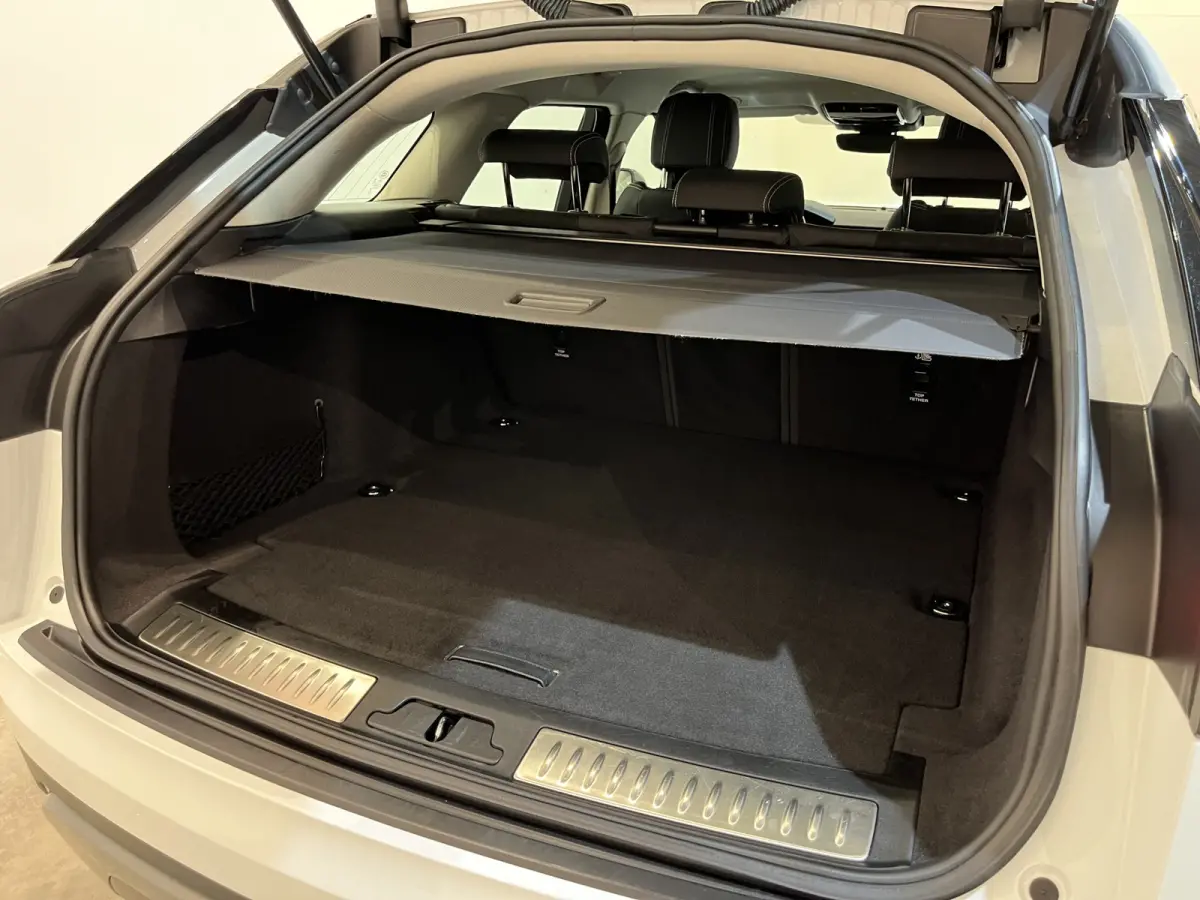2.0 P400e AWD PHEV / 20" LMV / Alcantara / 53.000 KM !!