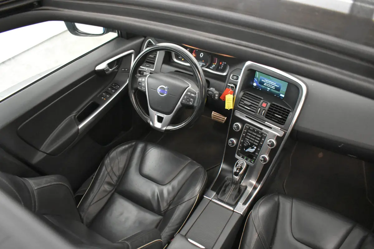 2.0 D4 R-Design Panodak Camera Leder NL Auto € 1700.- rest BPM
