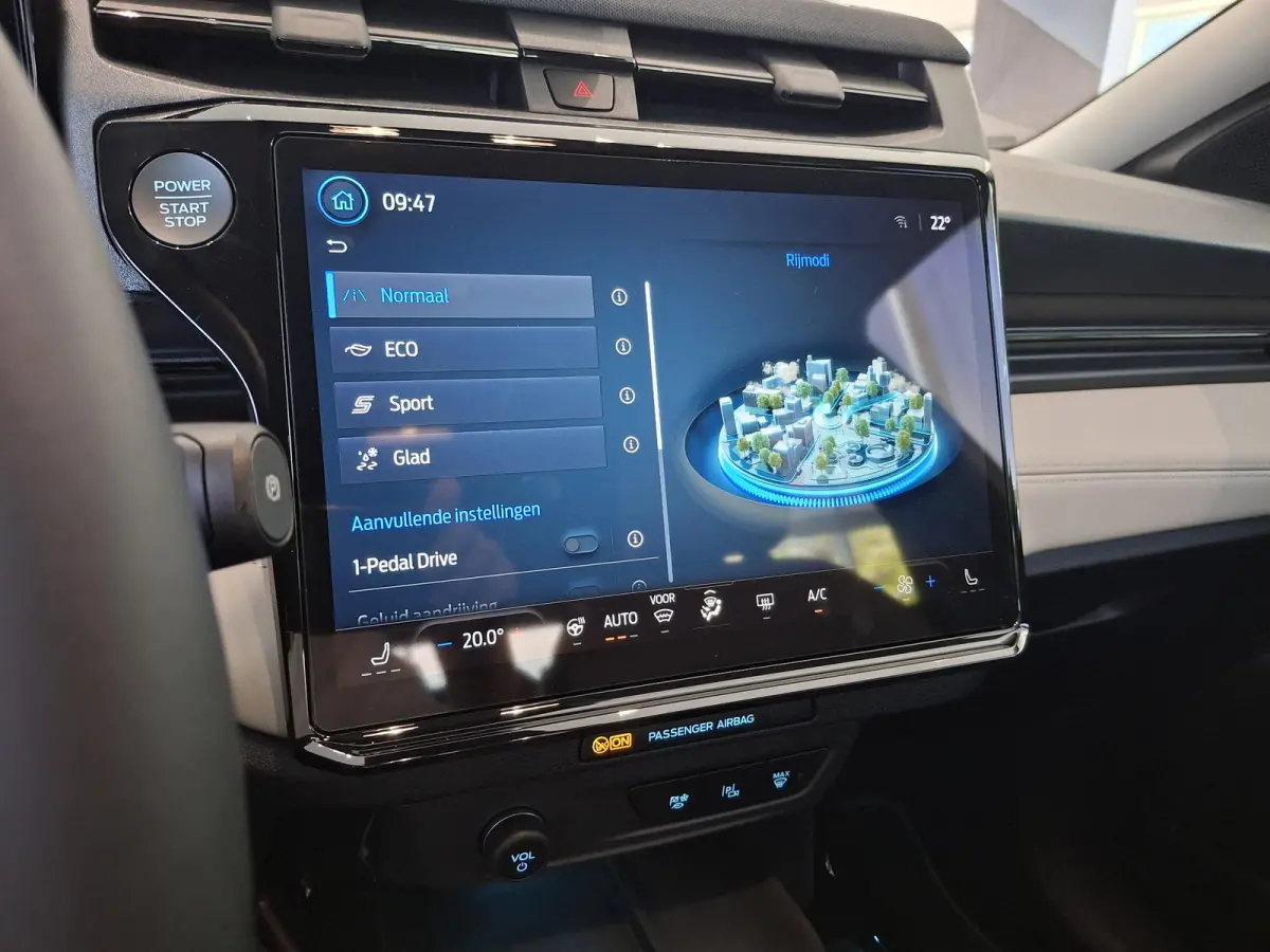 Premium 47 kWh | NIEUW TE BESTELLEN! | € 4400,- KORTING | AUTOMAAT | STOEL, STUUR EN VOORRUITVERWARMING | ADAPTIEVE CRUISE CONTROL | 360 CAMERA