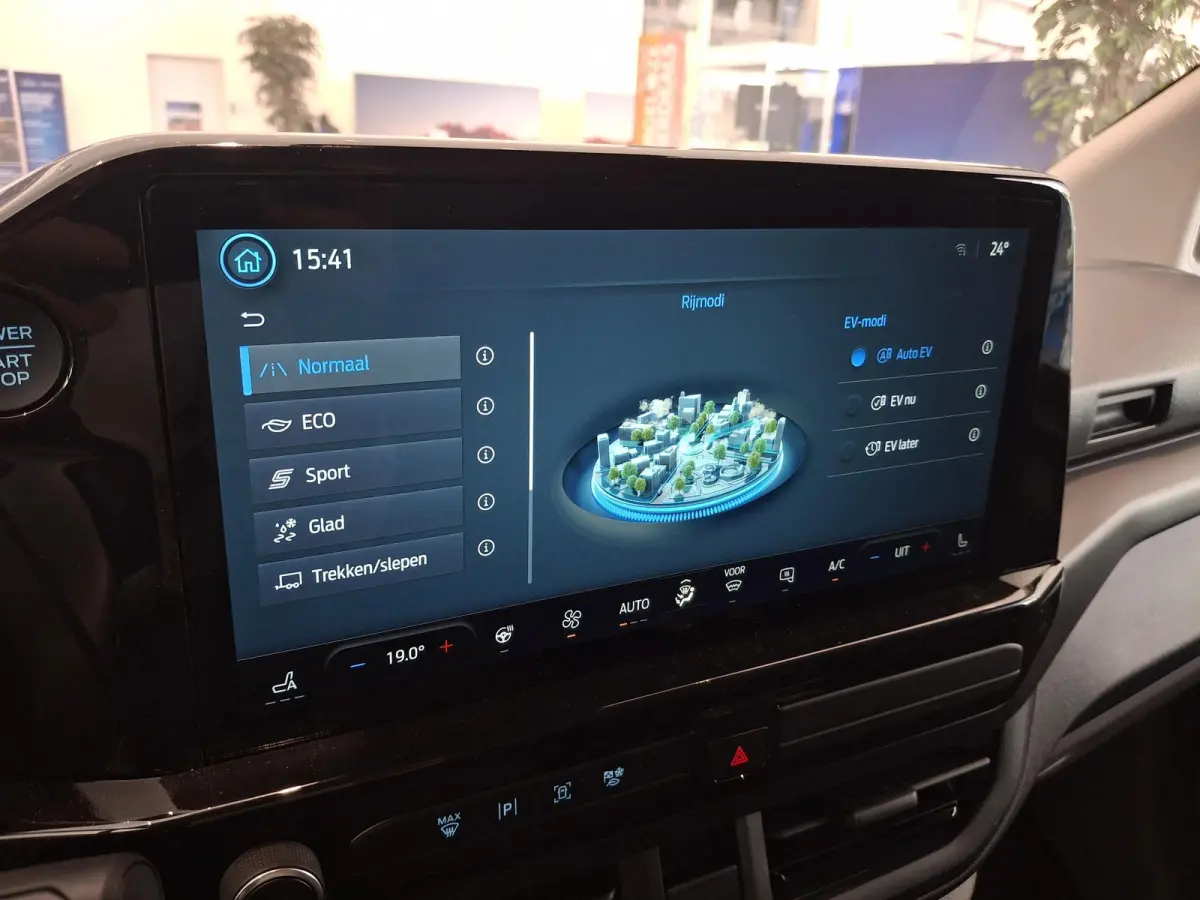 320 2.5 PHEV L2H1 Sport TE BESTELLEN | 19 INCH VELGEN | INKLAPBARE TREKHAAK | VERWARMBAAR STUURWIEL | CENTRALE DUBBELE VERGRENDELING | PREMIUM LAK: GREY MATTER | ADAPTIVE CRUISE CONTROL | PR