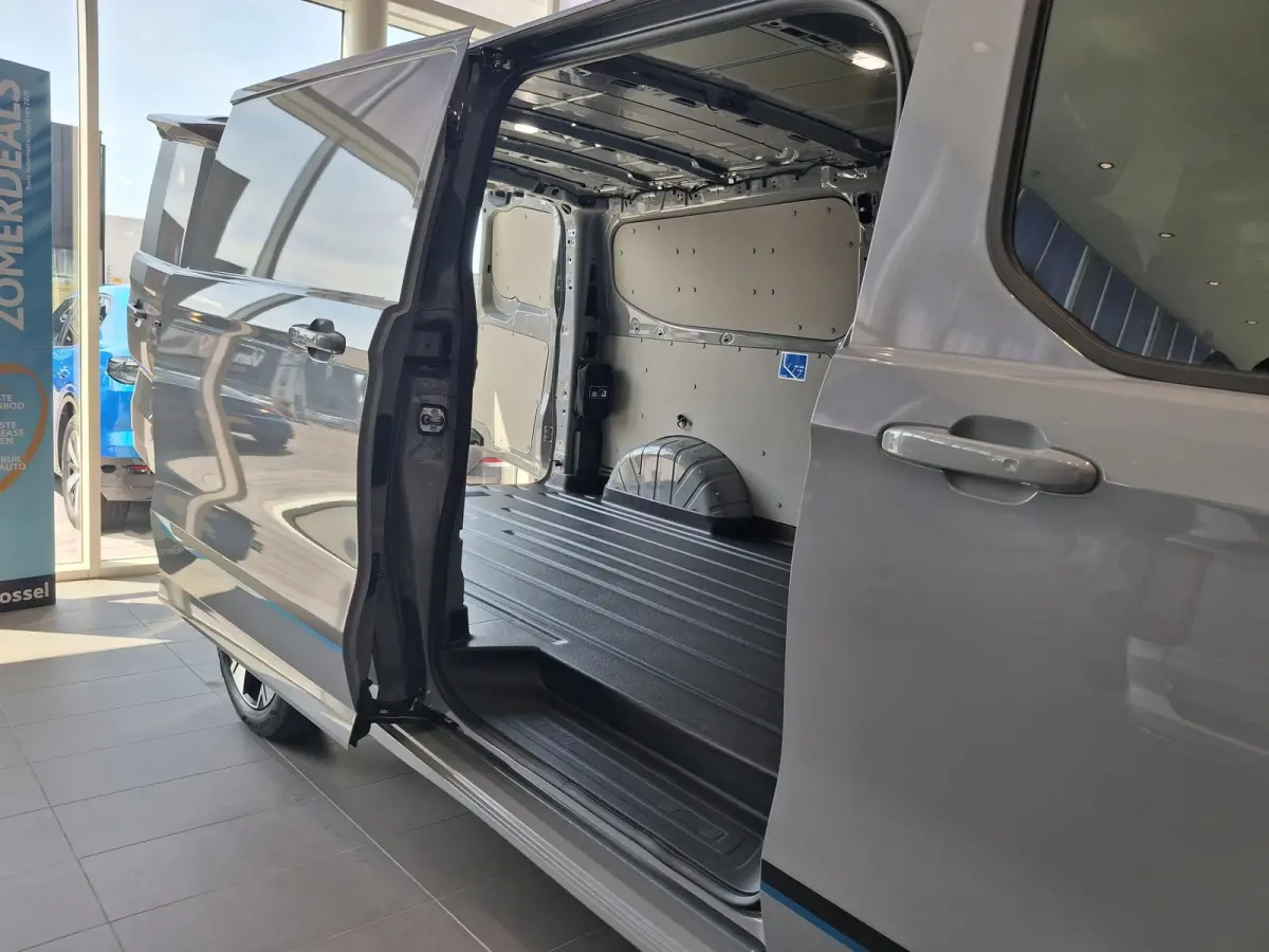 320 2.5 PHEV L2H1 Sport TE BESTELLEN | 19 INCH VELGEN | INKLAPBARE TREKHAAK | VERWARMBAAR STUURWIEL | CENTRALE DUBBELE VERGRENDELING | PREMIUM LAK: GREY MATTER | ADAPTIVE CRUISE CONTROL | PR