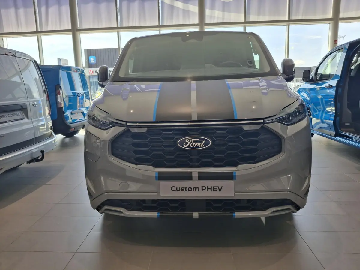 320 2.5 PHEV L2H1 Sport TE BESTELLEN | 19 INCH VELGEN | INKLAPBARE TREKHAAK | VERWARMBAAR STUURWIEL | CENTRALE DUBBELE VERGRENDELING | PREMIUM LAK: GREY MATTER | ADAPTIVE CRUISE CONTROL | PR