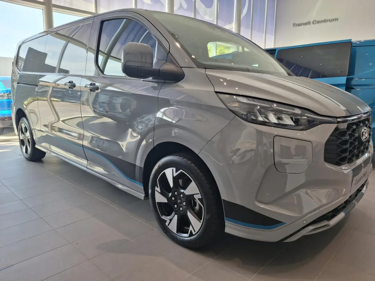 320 2.5 PHEV L2H1 Sport TE BESTELLEN | 19 INCH VELGEN | INKLAPBARE TREKHAAK | VERWARMBAAR STUURWIEL | CENTRALE DUBBELE VERGRENDELING | PREMIUM LAK: GREY MATTER | ADAPTIVE CRUISE CONTROL | PR