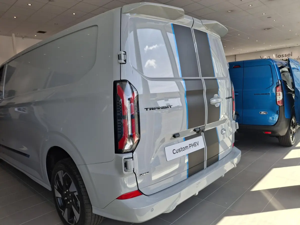 320 2.5 PHEV L2H1 Sport TE BESTELLEN | 19 INCH VELGEN | INKLAPBARE TREKHAAK | VERWARMBAAR STUURWIEL | CENTRALE DUBBELE VERGRENDELING | PREMIUM LAK: GREY MATTER | ADAPTIVE CRUISE CONTROL | PR
