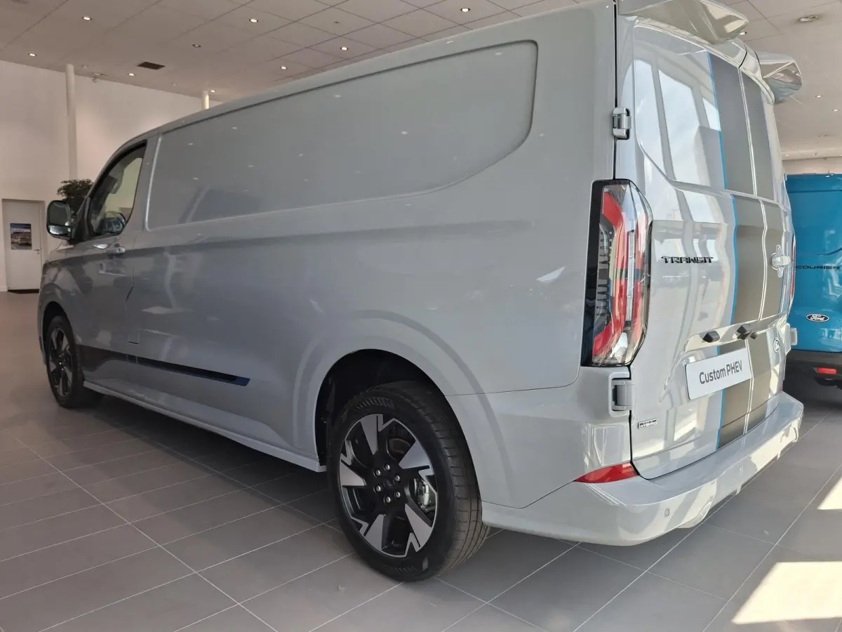 320 2.5 PHEV L2H1 Sport TE BESTELLEN | 19 INCH VELGEN | INKLAPBARE TREKHAAK | VERWARMBAAR STUURWIEL | CENTRALE DUBBELE VERGRENDELING | PREMIUM LAK: GREY MATTER | ADAPTIVE CRUISE CONTROL | PR