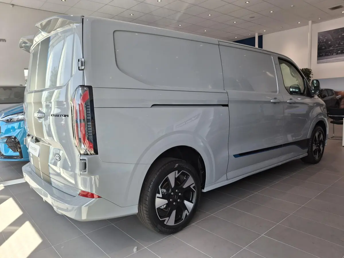 320 2.5 PHEV L2H1 Sport TE BESTELLEN | 19 INCH VELGEN | INKLAPBARE TREKHAAK | VERWARMBAAR STUURWIEL | CENTRALE DUBBELE VERGRENDELING | PREMIUM LAK: GREY MATTER | ADAPTIVE CRUISE CONTROL | PR