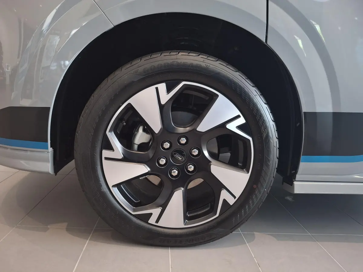 320 2.5 PHEV L2H1 Sport TE BESTELLEN | 19 INCH VELGEN | INKLAPBARE TREKHAAK | VERWARMBAAR STUURWIEL | CENTRALE DUBBELE VERGRENDELING | PREMIUM LAK: GREY MATTER | ADAPTIVE CRUISE CONTROL | PR