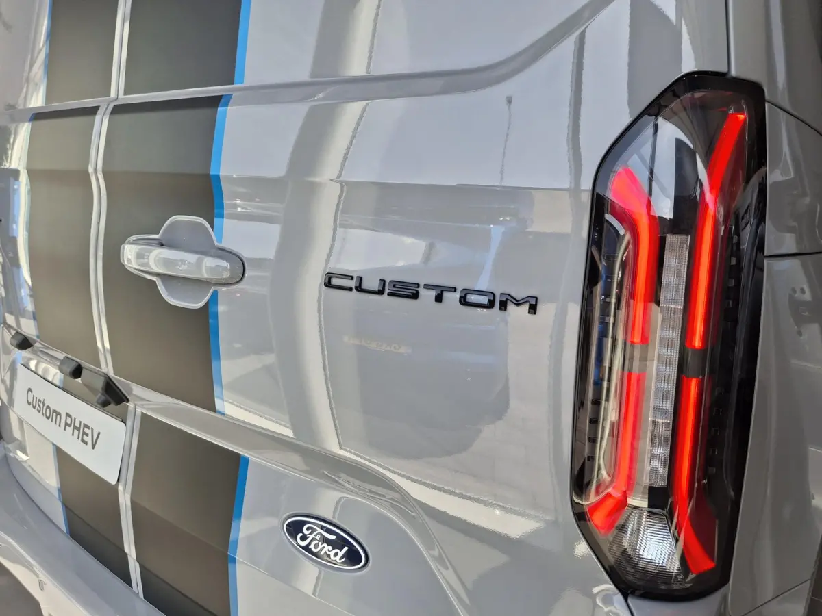 320 2.5 PHEV L2H1 Sport TE BESTELLEN | 19 INCH VELGEN | INKLAPBARE TREKHAAK | VERWARMBAAR STUURWIEL | CENTRALE DUBBELE VERGRENDELING | PREMIUM LAK: GREY MATTER | ADAPTIVE CRUISE CONTROL | PR