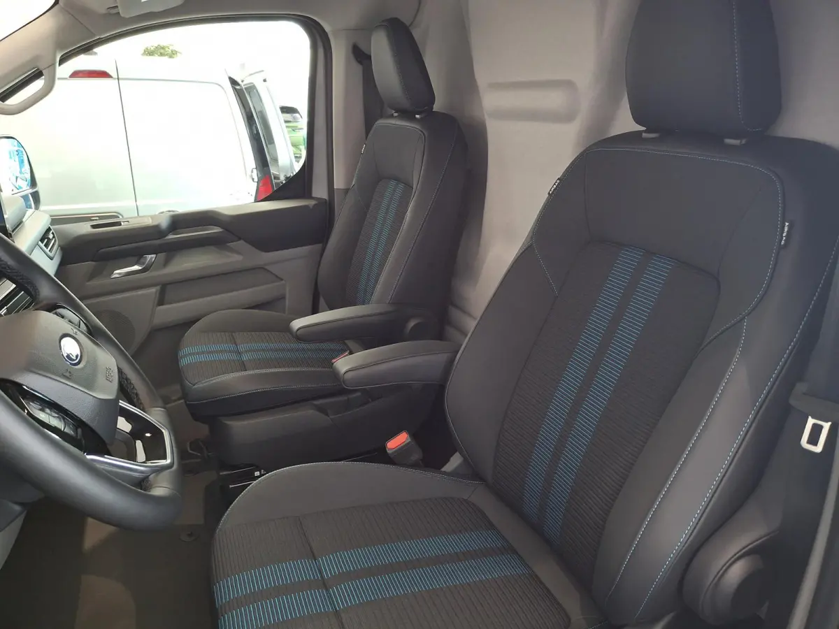 320 2.5 PHEV L2H1 Sport TE BESTELLEN | 19 INCH VELGEN | INKLAPBARE TREKHAAK | VERWARMBAAR STUURWIEL | CENTRALE DUBBELE VERGRENDELING | PREMIUM LAK: GREY MATTER | ADAPTIVE CRUISE CONTROL | PR