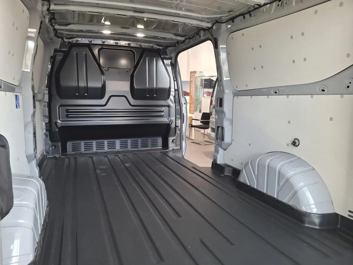 320 2.5 PHEV L2H1 Sport TE BESTELLEN | 19 INCH VELGEN | INKLAPBARE TREKHAAK | VERWARMBAAR STUURWIEL | CENTRALE DUBBELE VERGRENDELING | PREMIUM LAK: GREY MATTER | ADAPTIVE CRUISE CONTROL | PR