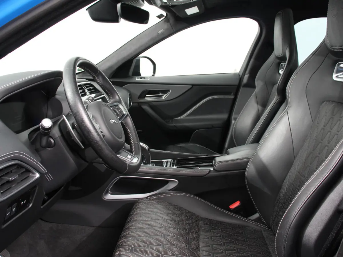 5.0 V8 AWD SVR 551 pk Panorama dak Meridian sound Premium Pack Light Pack ACC Leder ADS 360 Camera Cruise control Parkeersensoren Elektrische kofferklep