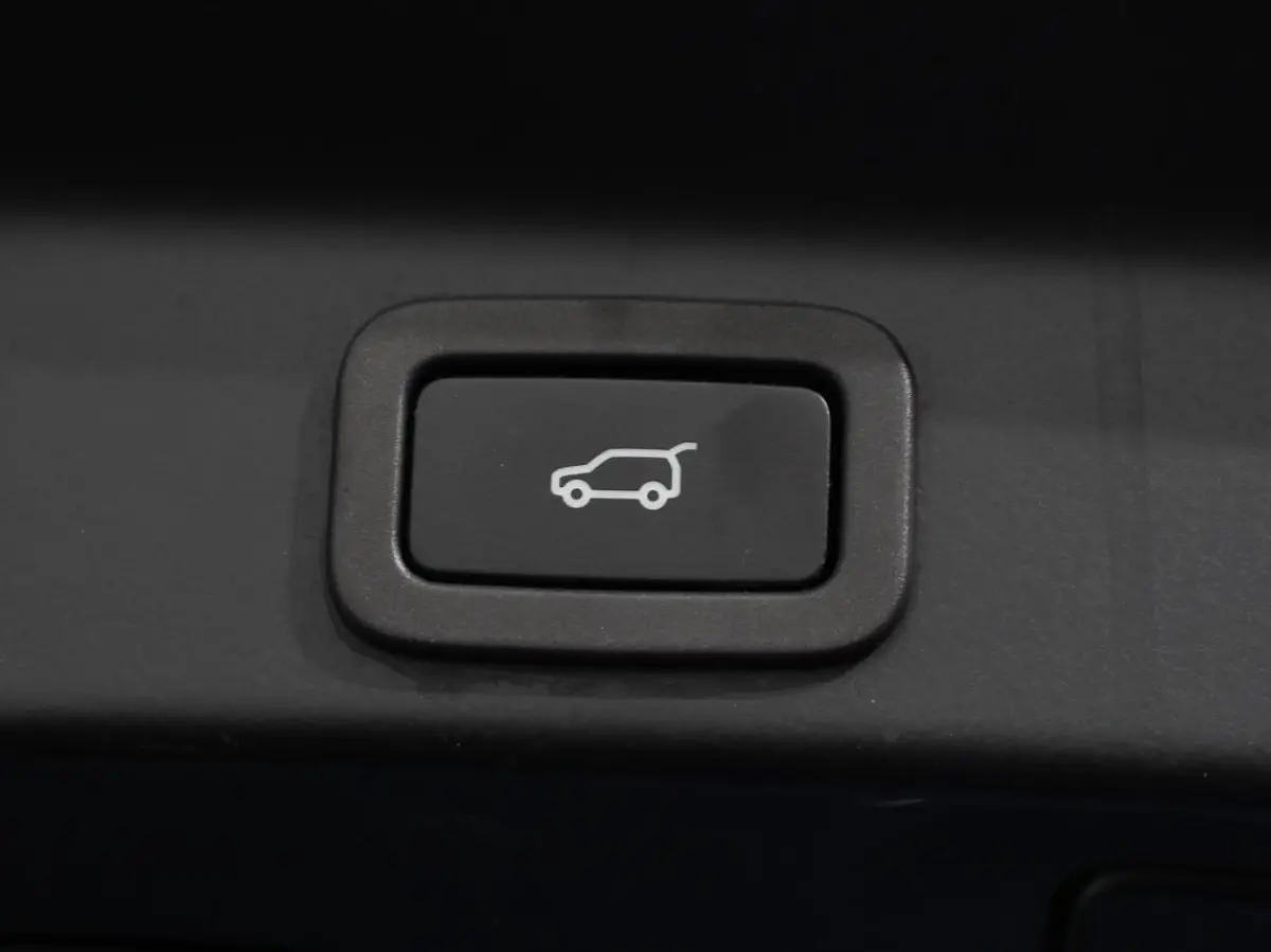 5.0 V8 AWD SVR 551 pk Panorama dak Meridian sound Premium Pack Light Pack ACC Leder ADS 360 Camera Cruise control Parkeersensoren Elektrische kofferklep