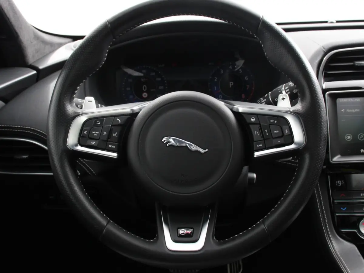 5.0 V8 AWD SVR 551 pk Panorama dak Meridian sound Premium Pack Light Pack ACC Leder ADS 360 Camera Cruise control Parkeersensoren Elektrische kofferklep