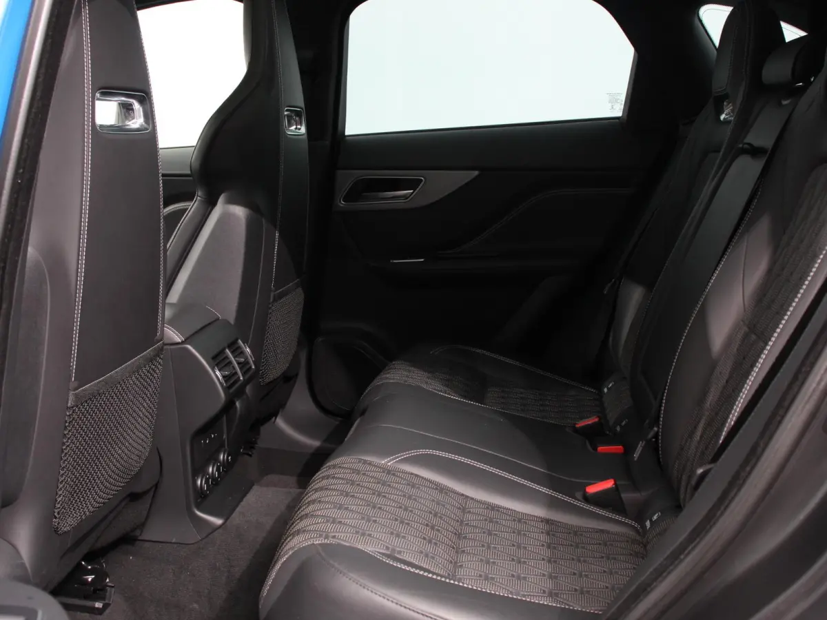 5.0 V8 AWD SVR 551 pk Panorama dak Meridian sound Premium Pack Light Pack ACC Leder ADS 360 Camera Cruise control Parkeersensoren Elektrische kofferklep