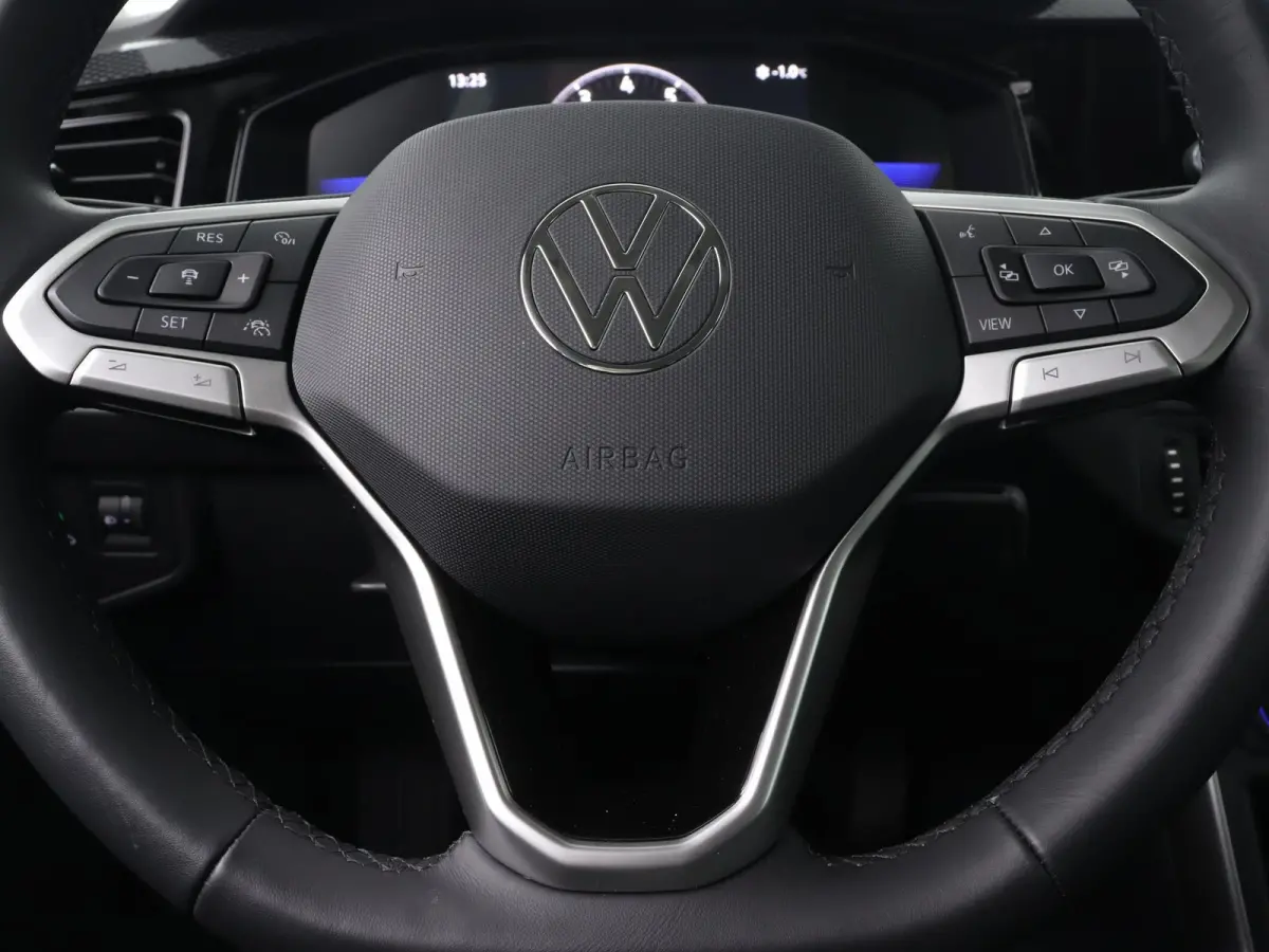 1.0 TSI Life 95PK | Demo | Navigatie | Parkeersensoren | Inklapbare spiegels | App Connect | Adaptive Cruise Control | 18 inch zwart