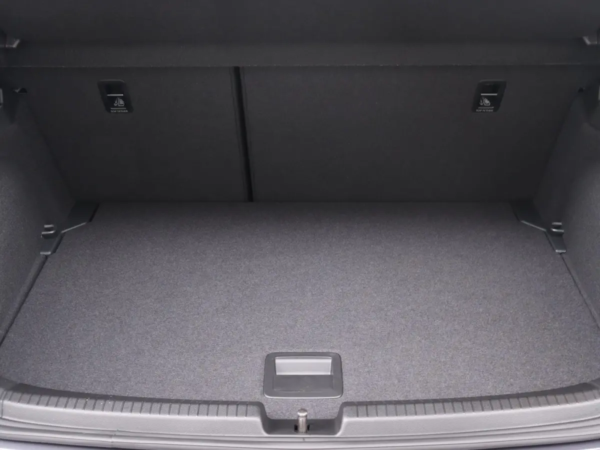 1.0 TSI Life 95PK | Demo | Navigatie | Parkeersensoren | Inklapbare spiegels | App Connect | Adaptive Cruise Control | 18 inch zwart