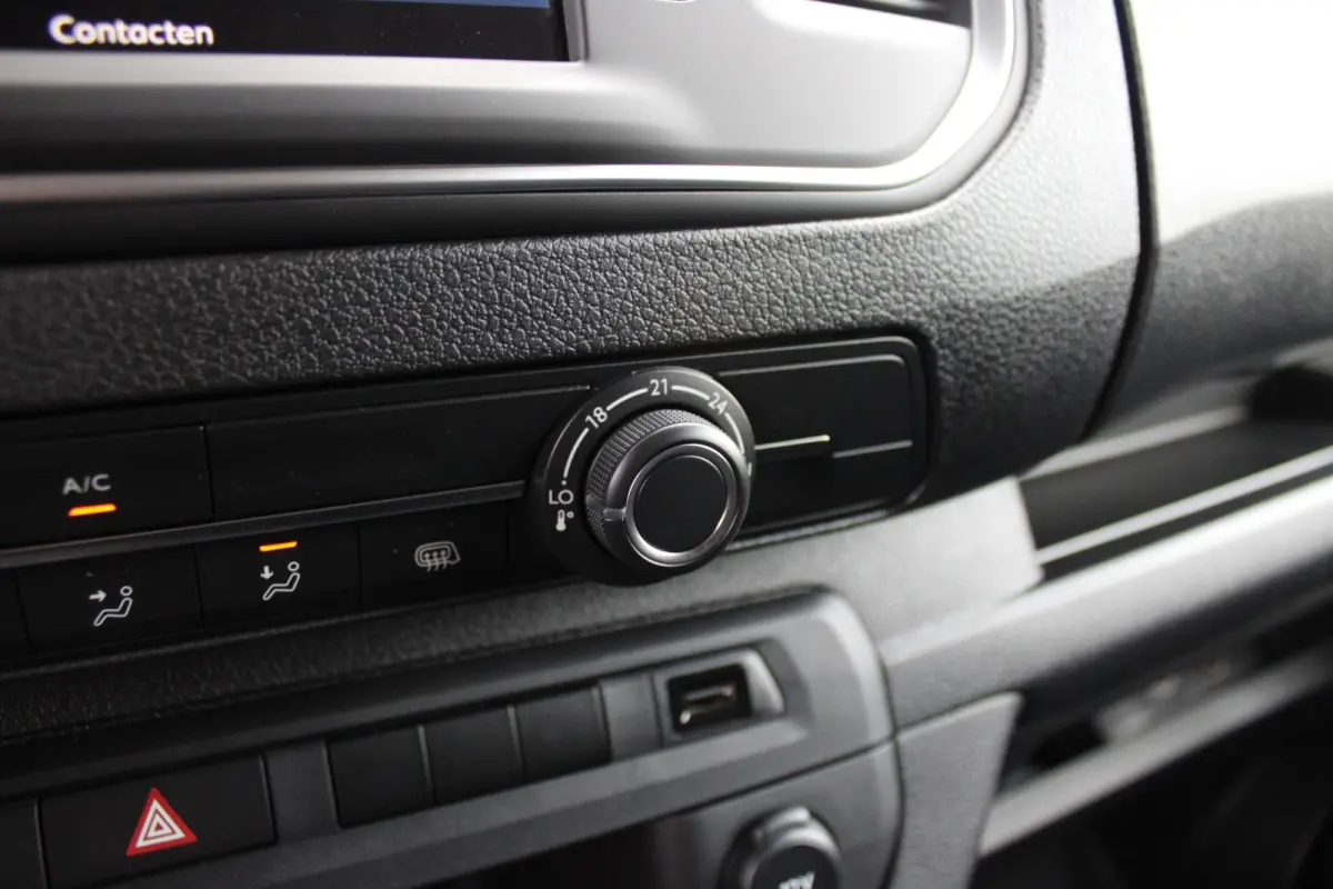 L2 136PK AUTOMAAT 75 kWh | NAVIGATIE 10" TOUCHSCREEN | ACHTERUITRIJ CAMERA | APPLE CARPLAY/ANDROID AUTO | PARKEERSENSOREN | CRUISE CONTROL | DAB+ RADIO | NIEUWE BUS! | 3-ZITS |