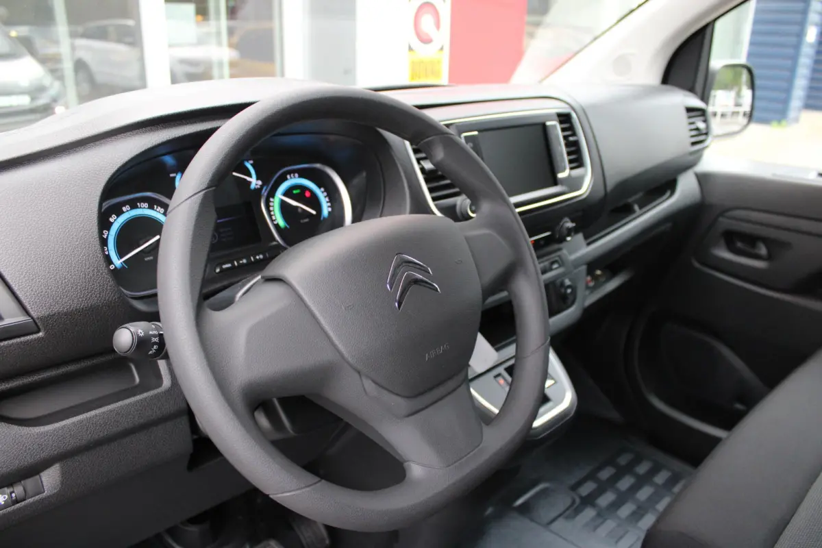 L2 136PK AUTOMAAT 75 kWh | NAVIGATIE 10" TOUCHSCREEN | ACHTERUITRIJ CAMERA | APPLE CARPLAY/ANDROID AUTO | PARKEERSENSOREN | CRUISE CONTROL | DAB+ RADIO | NIEUWE BUS! | 3-ZITS |