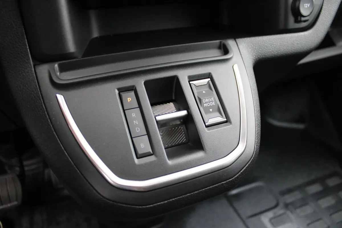 L2 136PK AUTOMAAT 75 kWh | NAVIGATIE 10" TOUCHSCREEN | ACHTERUITRIJ CAMERA | APPLE CARPLAY/ANDROID AUTO | PARKEERSENSOREN | CRUISE CONTROL | DAB+ RADIO | NIEUWE BUS! | 3-ZITS |
