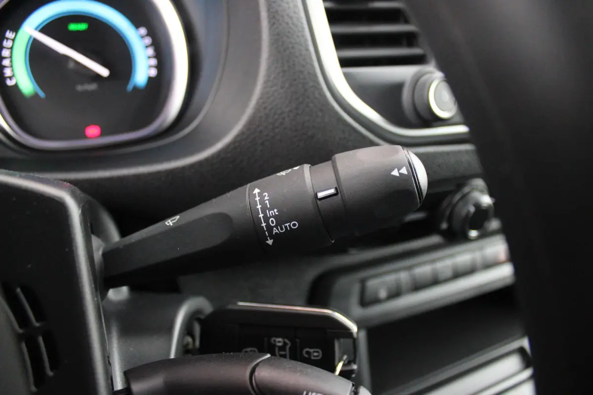 L2 136PK AUTOMAAT 75 kWh | NAVIGATIE 10" TOUCHSCREEN | ACHTERUITRIJ CAMERA | APPLE CARPLAY/ANDROID AUTO | PARKEERSENSOREN | CRUISE CONTROL | DAB+ RADIO | NIEUWE BUS! | 3-ZITS |