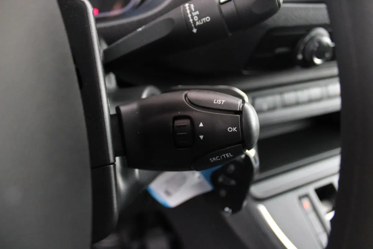 L2 136PK AUTOMAAT 75 kWh | NAVIGATIE 10" TOUCHSCREEN | ACHTERUITRIJ CAMERA | APPLE CARPLAY/ANDROID AUTO | PARKEERSENSOREN | CRUISE CONTROL | DAB+ RADIO | NIEUWE BUS! | 3-ZITS |