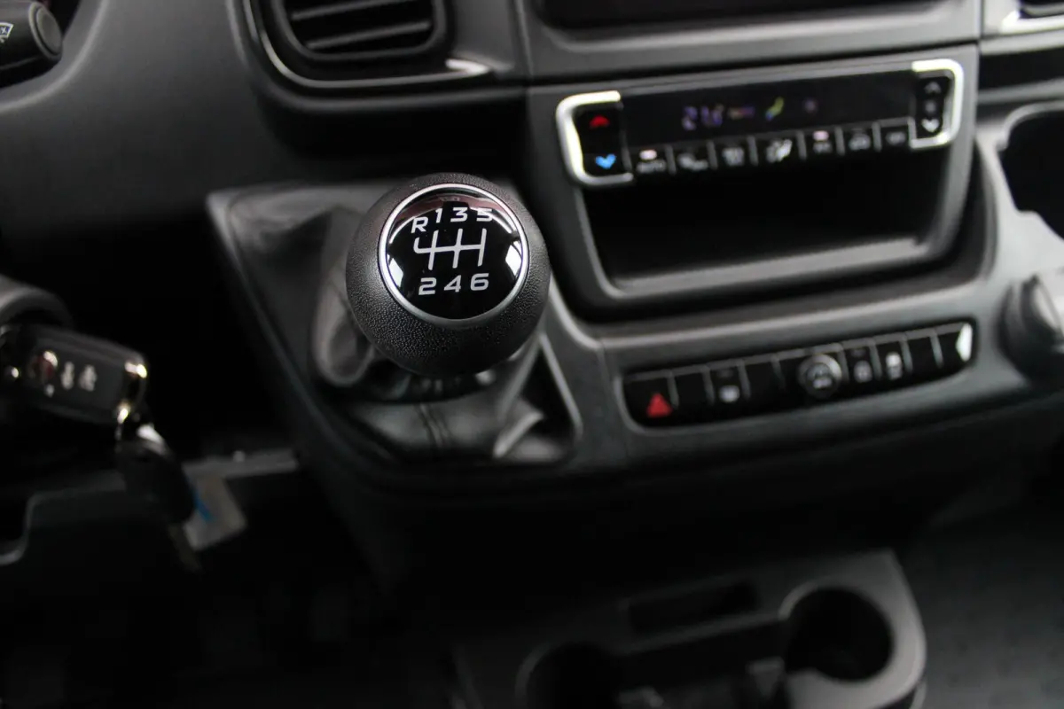 33 2.2 MultiJet 140PK L3H2 | NIEUWE BUS! BPM VRIJ! | ACHTERUITRIJ CAMERA | APPLE CARPLAY/ANDROID AUTO | 3-ZITS | CRUISE CONTROL | CLIMATE CONTROL | DAB+ RADIO | DIGITALE COCKPIT |