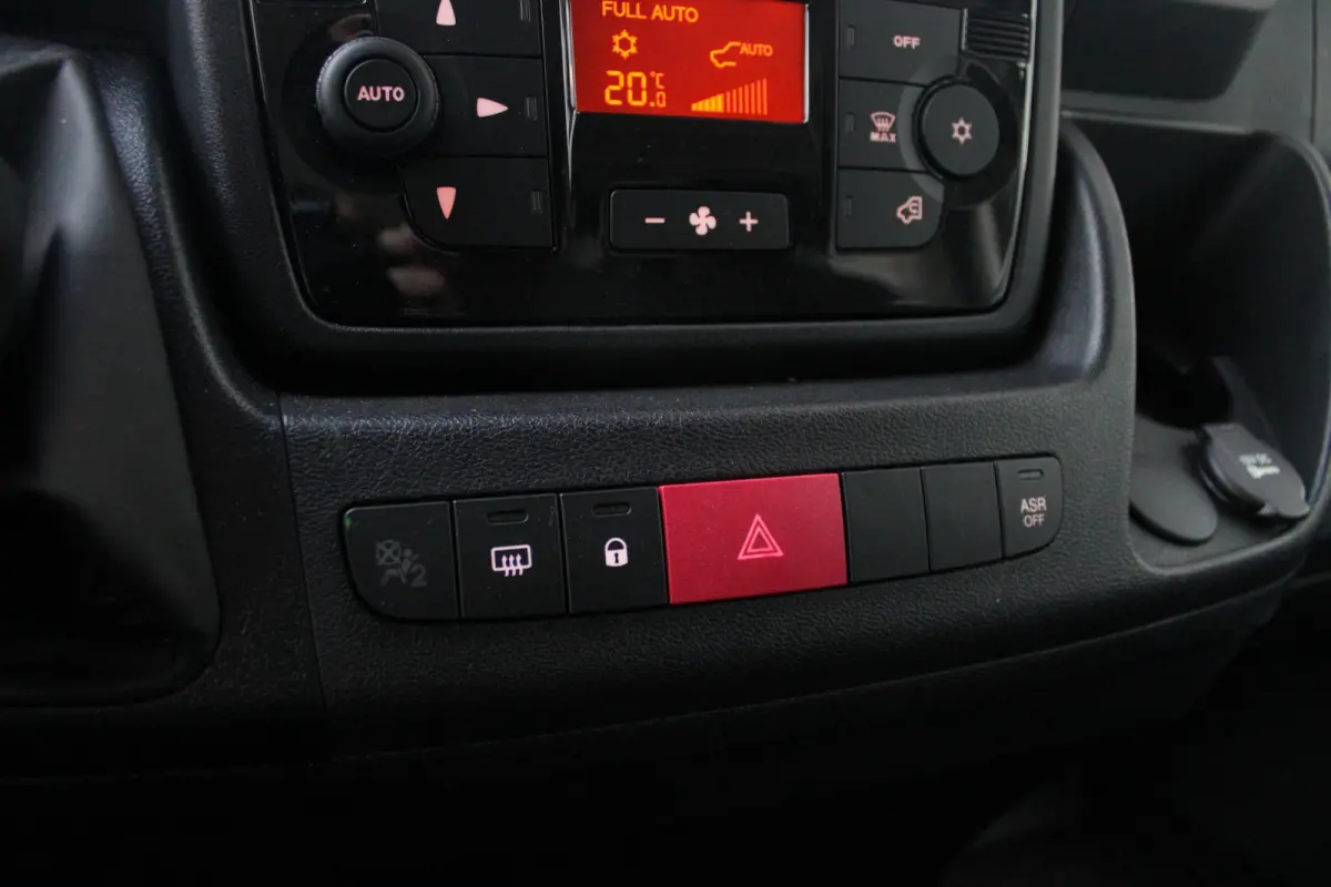 2.2 BlueHDi 165PK L3 3.5T | BAKWAGEN | IDEAAL ALS LOEMPIA KAR/SNACK WAGEN | NAVIGATIE | CLIMATE CONTROL | CRUISE CONTROL | DAB+ RADIO | GEVEERDE BESTUURDERSSTOEL | 3-ZITS | NIEUWE BUS! 2024 