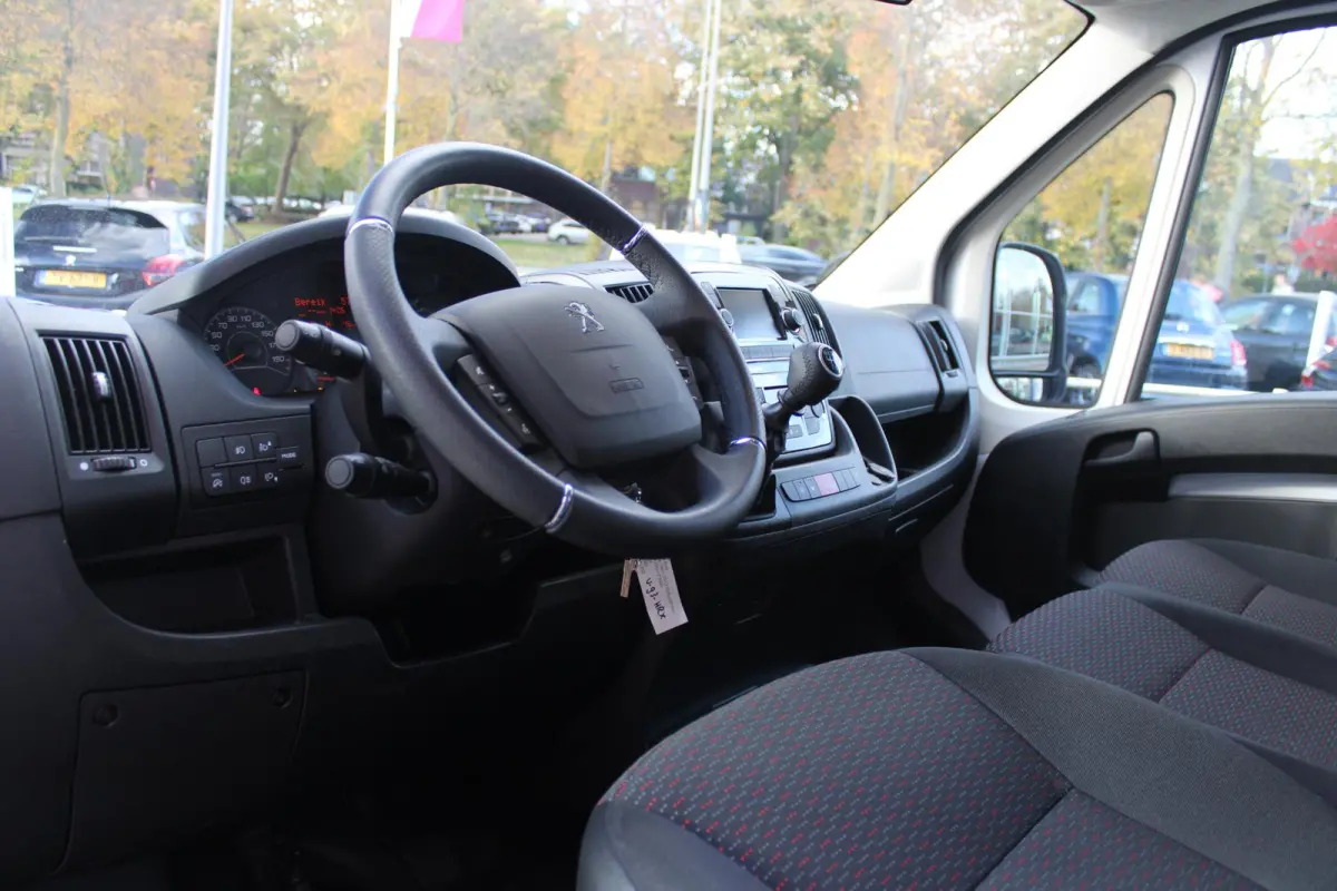2.2 BlueHDi 165PK L3 3.5T | BAKWAGEN | IDEAAL ALS LOEMPIA KAR/SNACK WAGEN | NAVIGATIE | CLIMATE CONTROL | CRUISE CONTROL | DAB+ RADIO | GEVEERDE BESTUURDERSSTOEL | 3-ZITS | NIEUWE BUS! 2024 