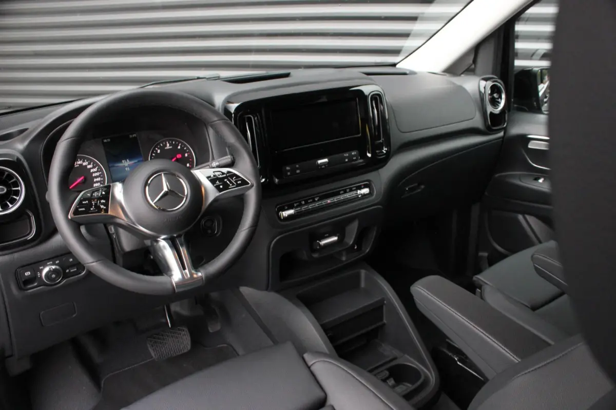 119 CDI L3 SPORT DUBBEL CABINE / DC / BPM VRIJ / FULL BLACK / 2X SCHUIFDEUREN / AMG / VERLAAGD / APPLE CARPLAY