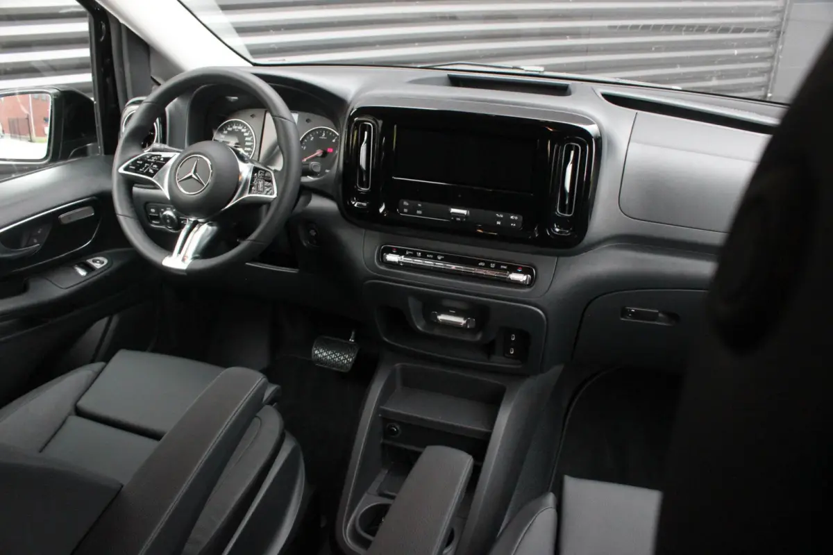 119 CDI L3 SPORT DUBBEL CABINE / DC / BPM VRIJ / FULL BLACK / 2X SCHUIFDEUREN / AMG / VERLAAGD / APPLE CARPLAY