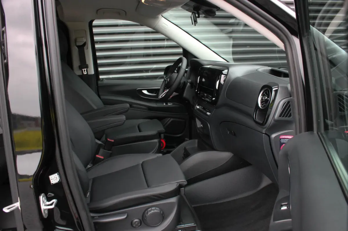 119 CDI L3 SPORT DUBBEL CABINE / DC / BPM VRIJ / FULL BLACK / 2X SCHUIFDEUREN / AMG / VERLAAGD / APPLE CARPLAY