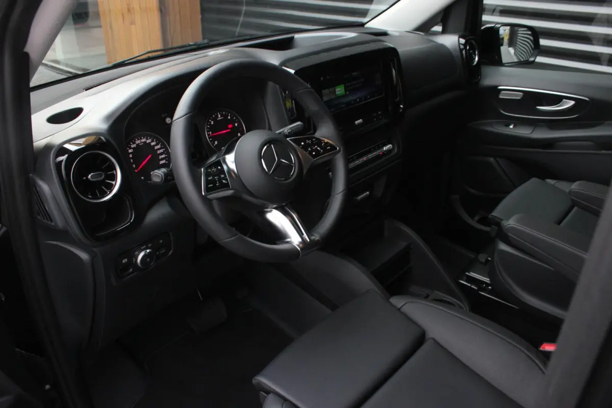 119 CDI L3 SPORT DUBBEL CABINE / DC / BPM VRIJ / FULL BLACK / 2X SCHUIFDEUREN / AMG / VERLAAGD / APPLE CARPLAY