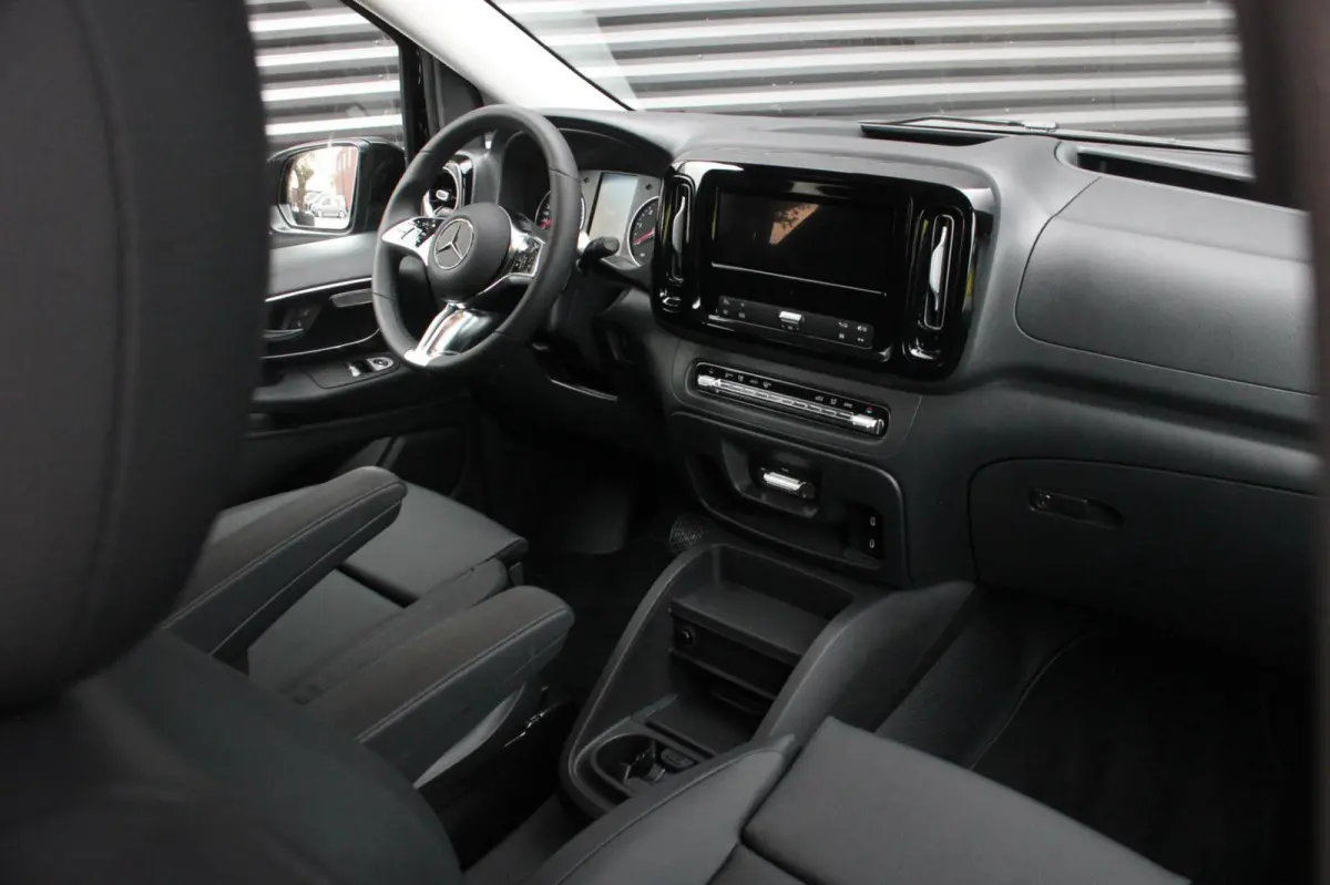 119 CDI L3 SPORT DUBBEL CABINE / DC / BPM VRIJ / FULL BLACK / 2X SCHUIFDEUREN / AMG / VERLAAGD / APPLE CARPLAY