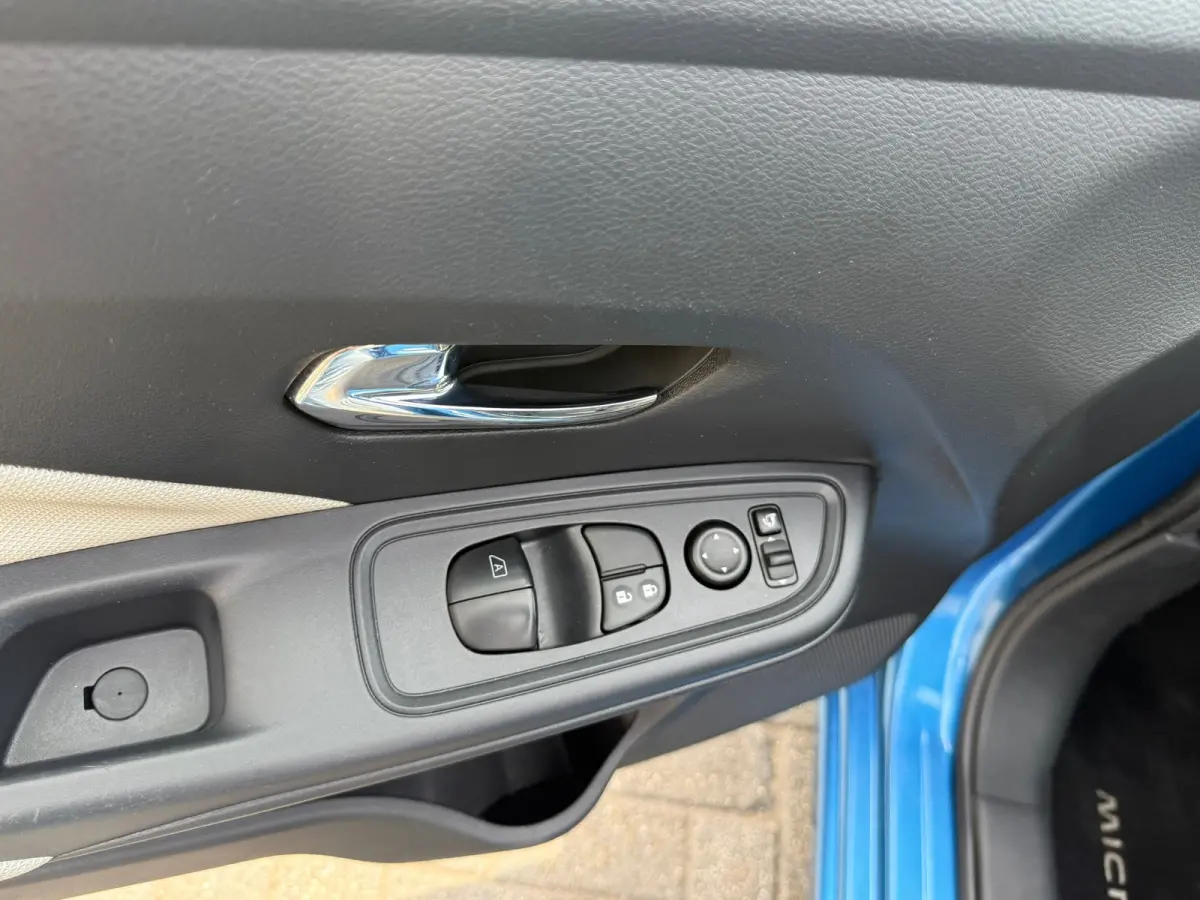 0.9 IG-T N-Connecta,Achteruitrij camera,Navigatie,Parkeersensoren.Climate control